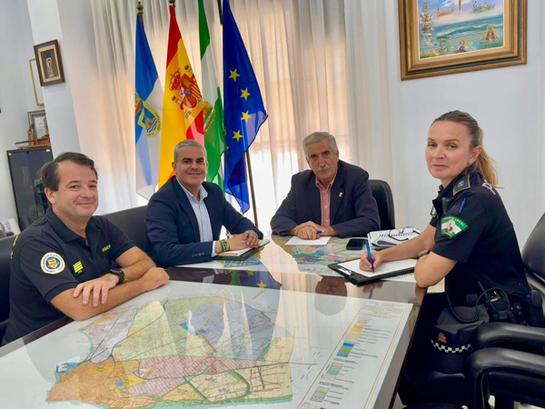 Bomberos de Cádiz y Chipiona coordinan la inminente entrada del Ayuntamiento en el Consorcio